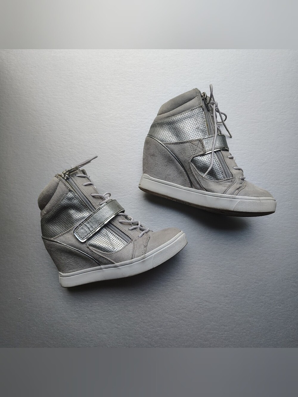 J. Lo Wedge Sneaker Women’s Silver Bling Sz 7 Jennifer Lopez Faux Suede Wedges
